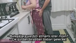 Babam yokken üvey annemi mutfakta sıkıştırdım (Türkçe Porno)