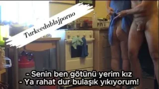 Bulaşık yıkayan manitasına arkadan dayama (Türk Porno)